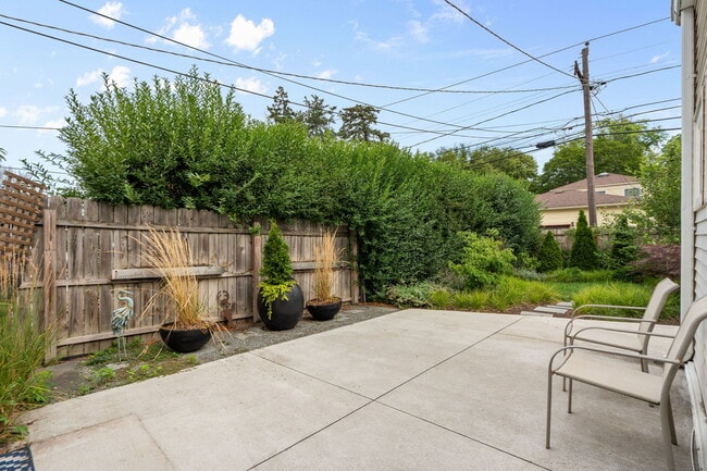 Building Photo - 4914 Lunt Ave