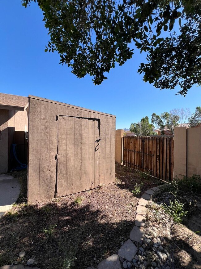 Building Photo - 4 BEDROOM POOL & SOLAR HOME!