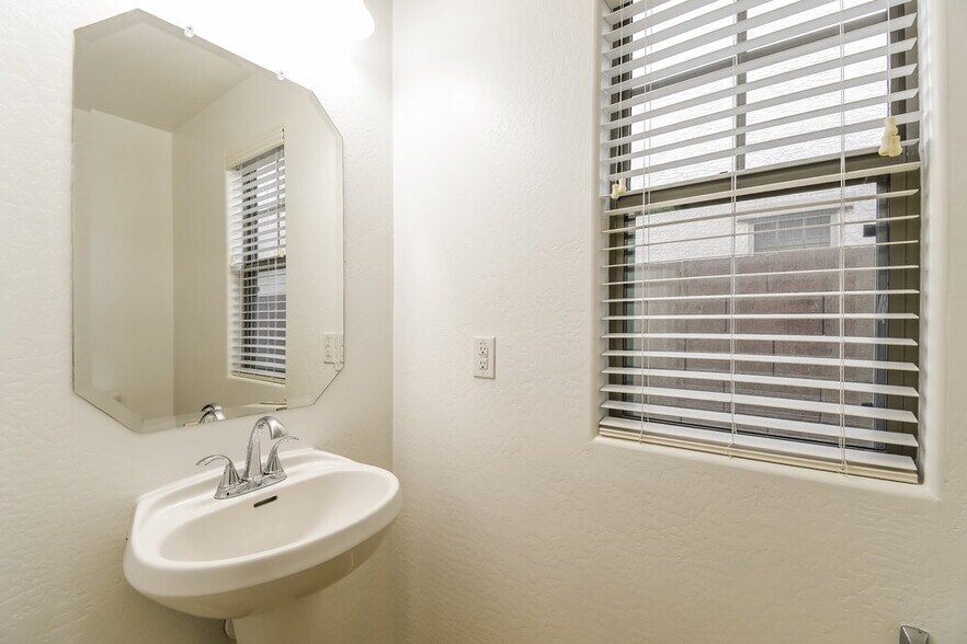 Building Photo - 2494 E Boston St