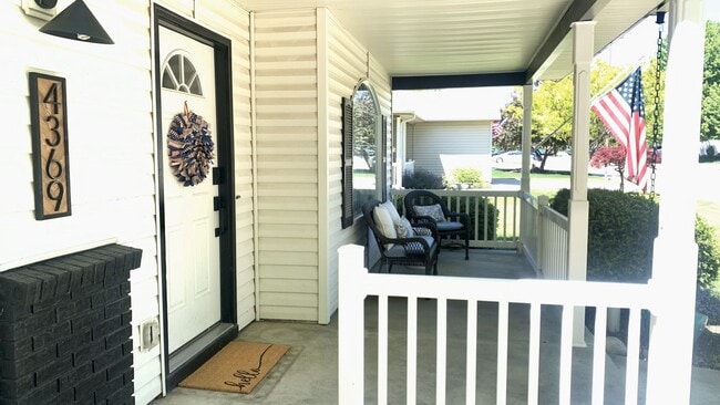 Building Photo - Spacious 4 bed 2.5 bath just off Amity and...