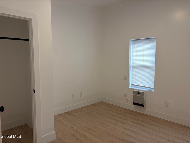 Building Photo - 31 Van Zandt St