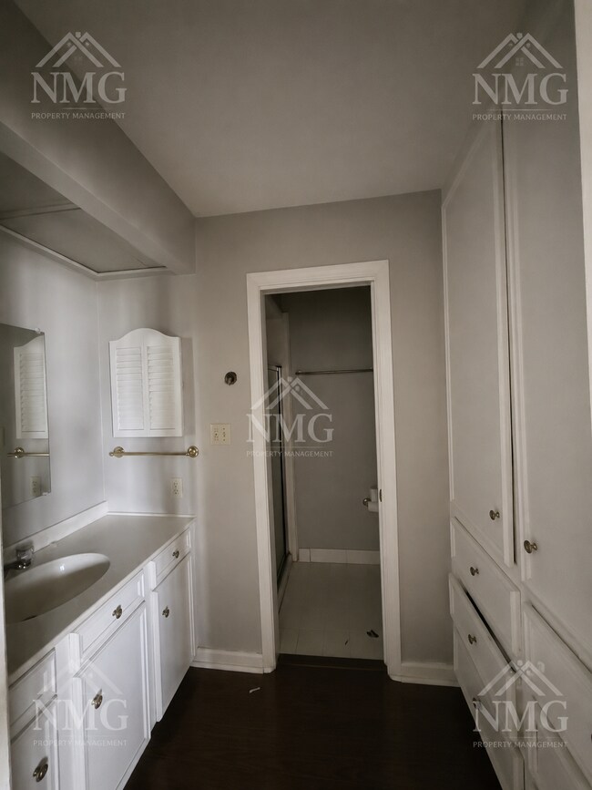 Building Photo - 4247 E Ridge Dr