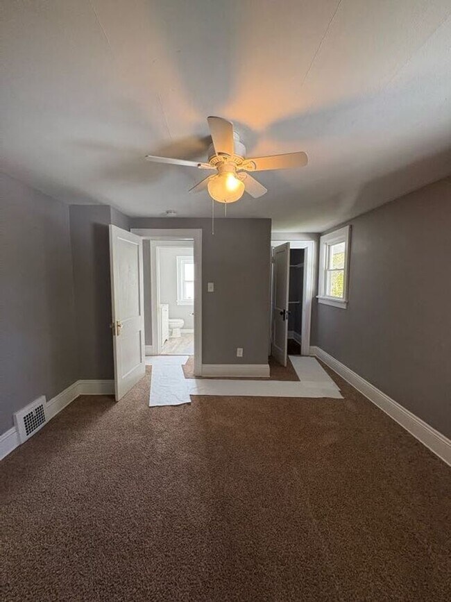 Building Photo - Three bedroom two bathroom home for rent