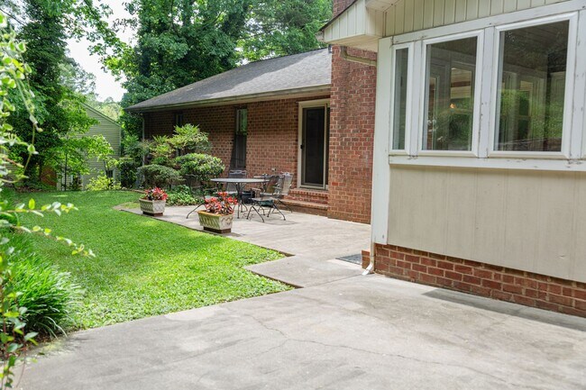 Building Photo - New Listing!