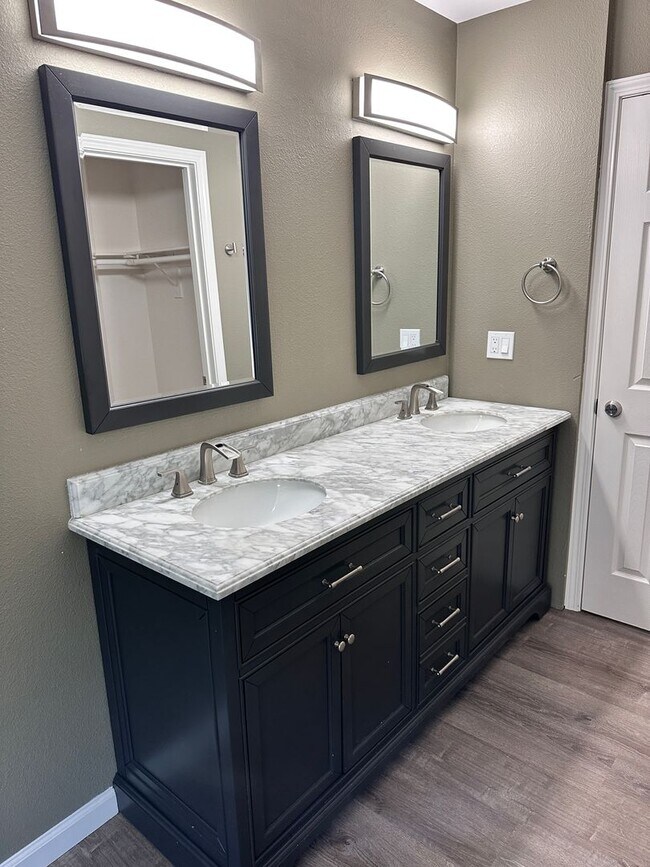 Building Photo - 6 bedroom/ 2.5 bath in Rohnert Park