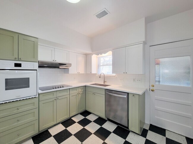 Building Photo - 1728 Hawthorne St