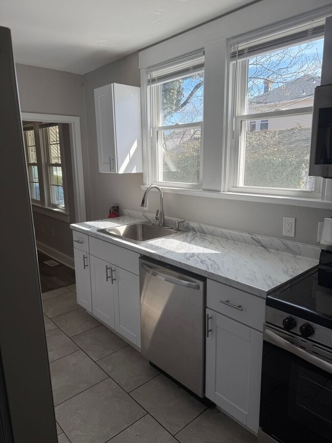 Building Photo - Newly Renovated 3 Bedroom, 2 Bath! Ready for Move-In!!!!