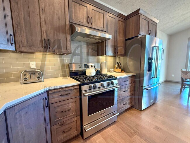 Building Photo - Spacious Eagle Ridge Home