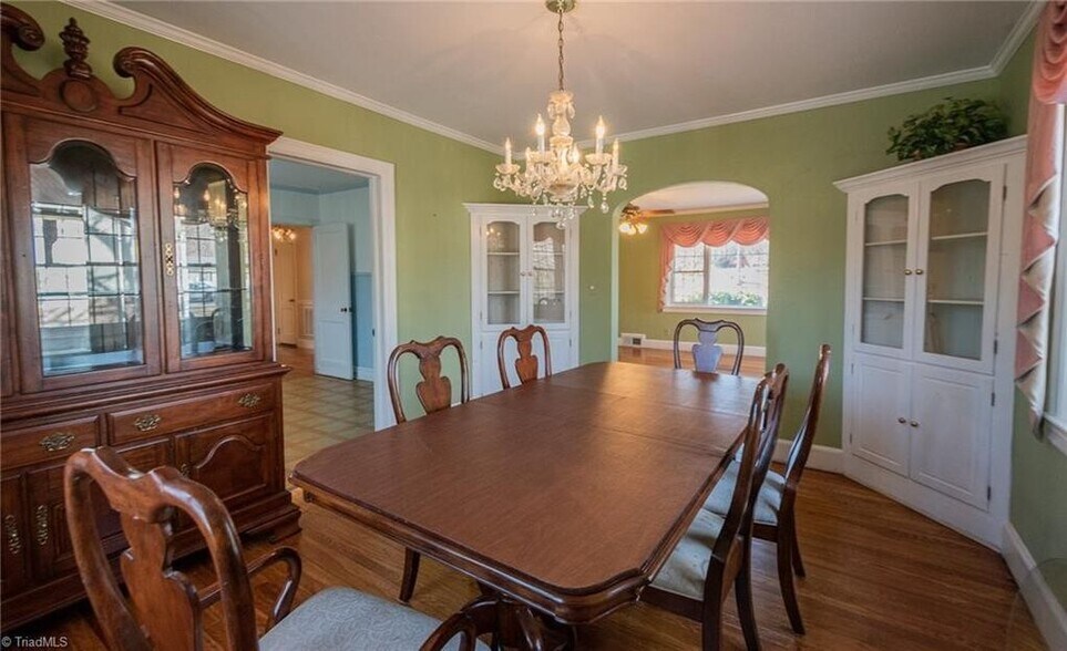 Building Photo - 208 Tremont Dr