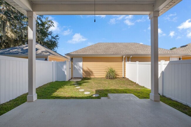 Building Photo - Southwood Townhome with Community Pool