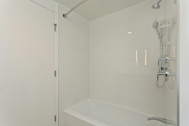 Building Photo - 1515 Liona St