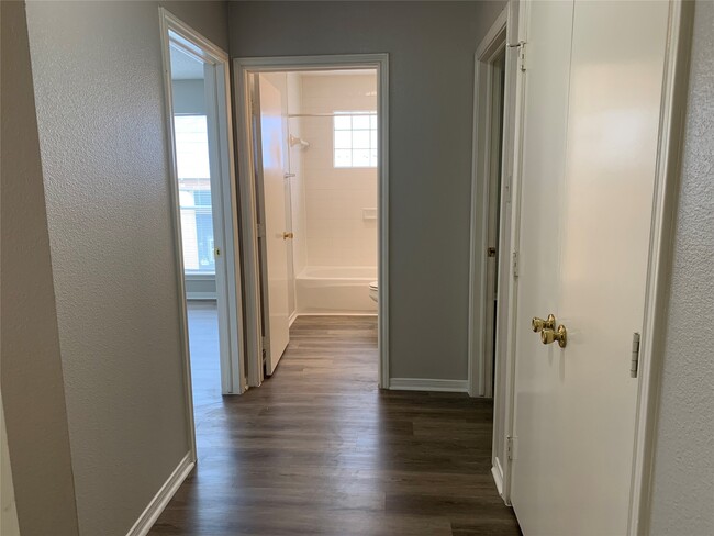 Building Photo - 585 Warsaw Dr