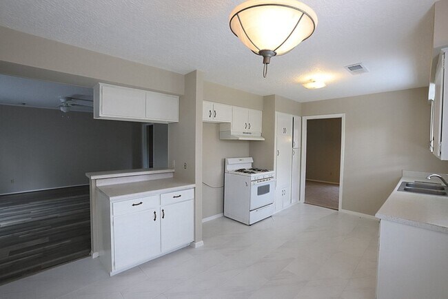 Building Photo - 11735 N Willowdale Cir