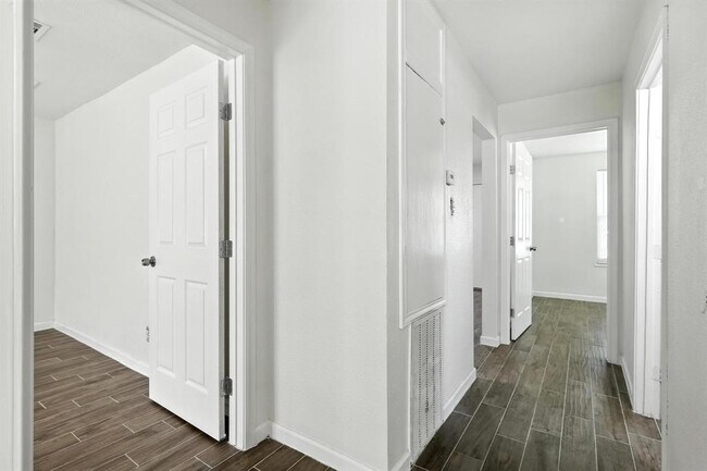 Building Photo - 716 Hargest St
