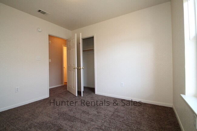 Building Photo - Cove Three-Bedroom!