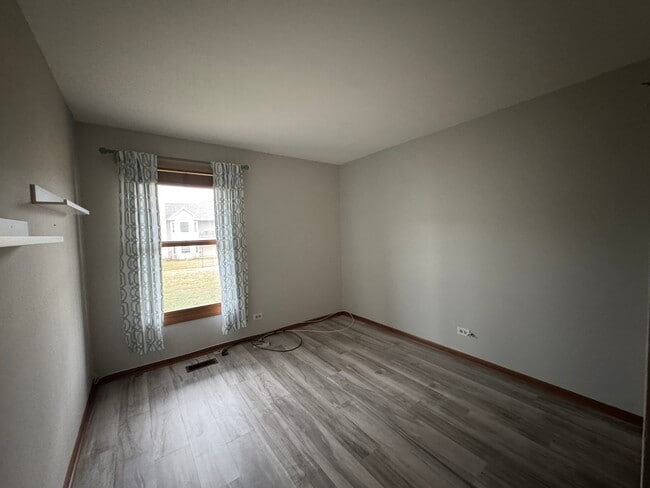 Building Photo - 1871 Fox Run Dr