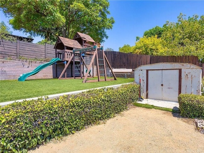 Building Photo - Gorgeous 3 bd 2 ba + Den Single Family hom...