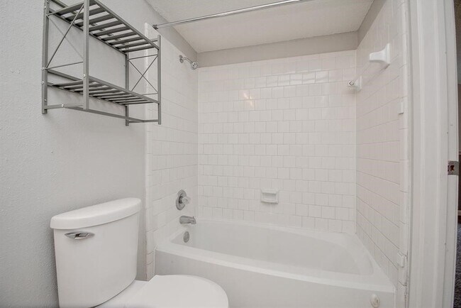 Building Photo - 10855 Meadowglen Ln
