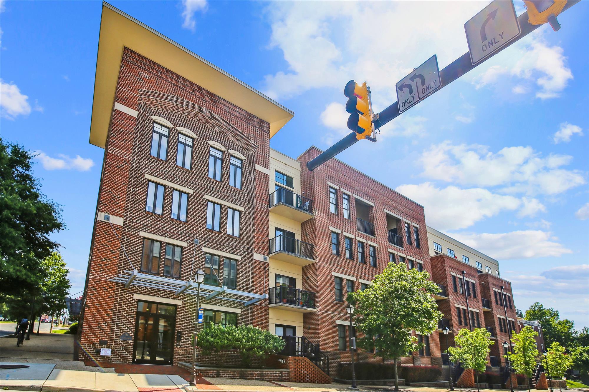 Building Photo - 181 E Reed Ave