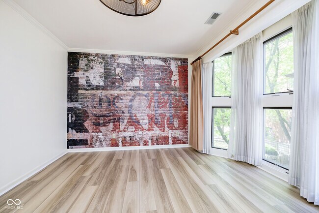 Building Photo - 592 E Vermont St