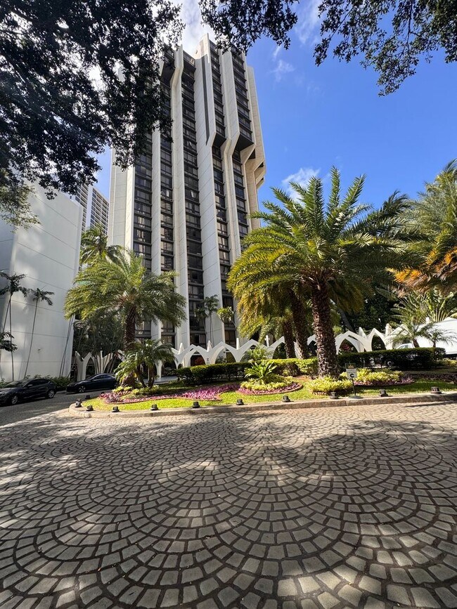 Building Photo - Fully Furnished Studio Unit in the Heart of Waikiki