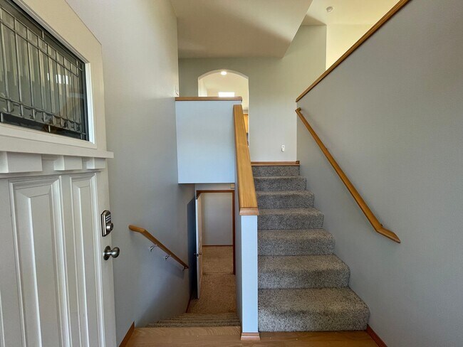 Building Photo - Spacious 5BR / 3BA Beacon Hill Home – 2,210 SF – $3900 – Pets OK