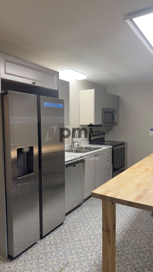 Building Photo - 1528 Division St