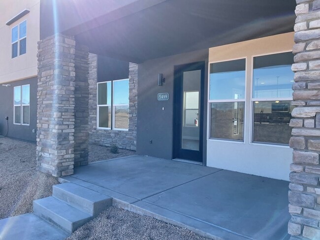 Building Photo - Home in Desert Color!