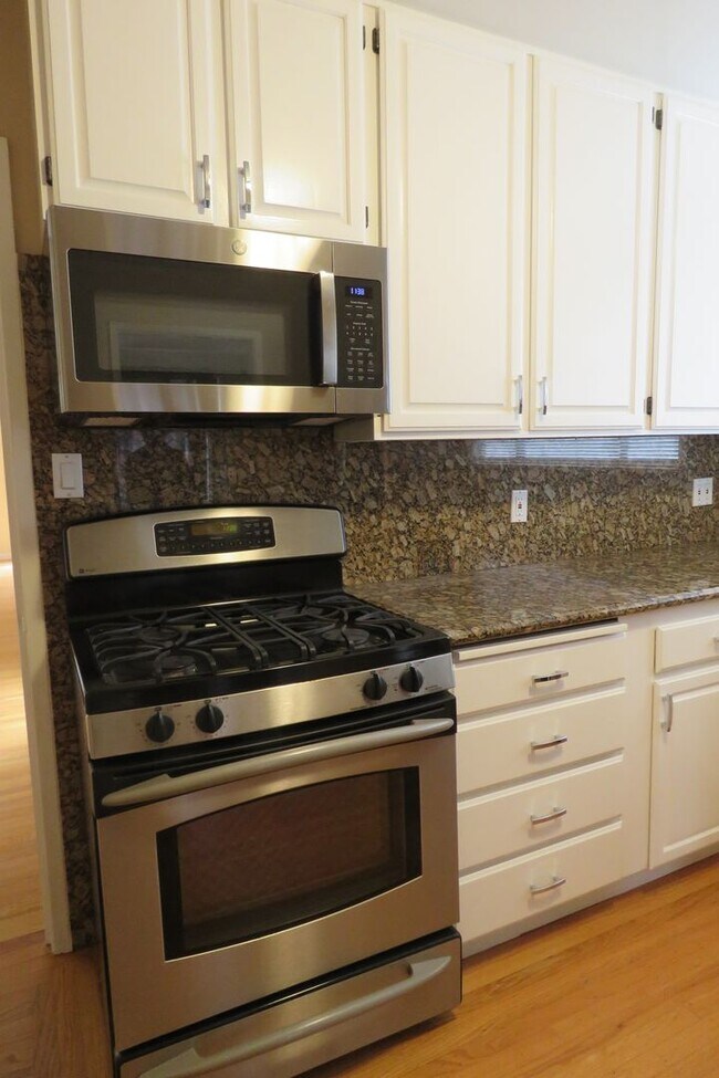 Building Photo - 49 Dellbrook Ave