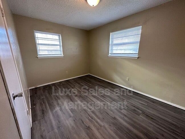 Building Photo - 621 Lotus Ave