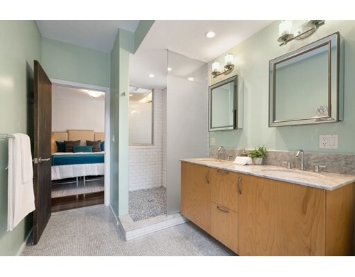 Building Photo - 1690 Washington St