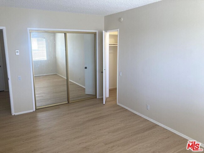 Building Photo - 1025 Kings Rd