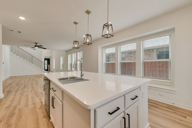 Building Photo - Beautiful 5 bedroom 3 full bath home in the heart of Heartland!