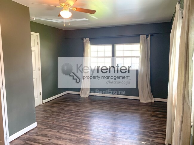 Building Photo - 827 Woodmore Ln