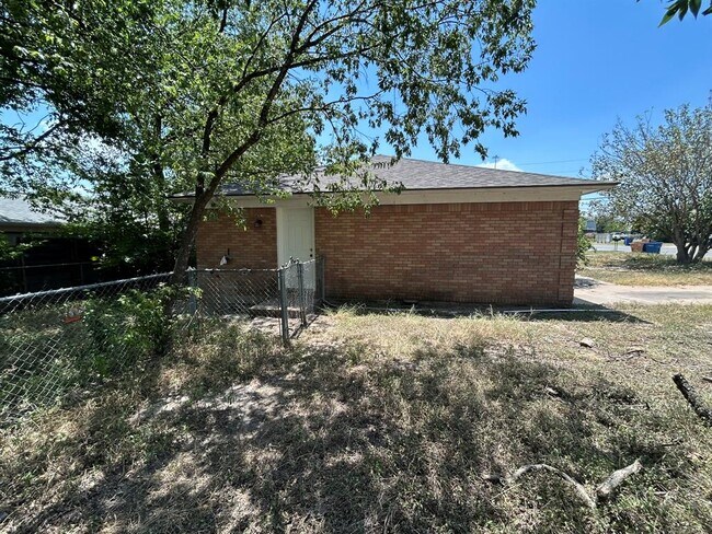 Building Photo - 3601 Catalina Dr
