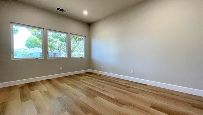 Building Photo - 3BD/2BA - Stylish Home Near Valley Fair Ma...