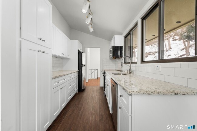 Building Photo - 304 Olmstead Hill Rd