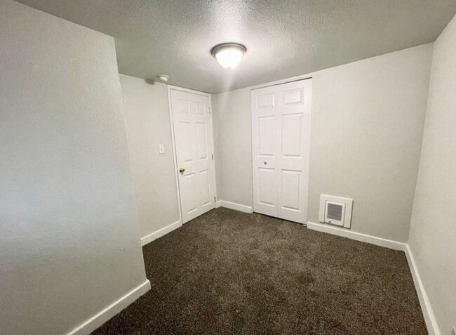 Building Photo - Harrington Unit B