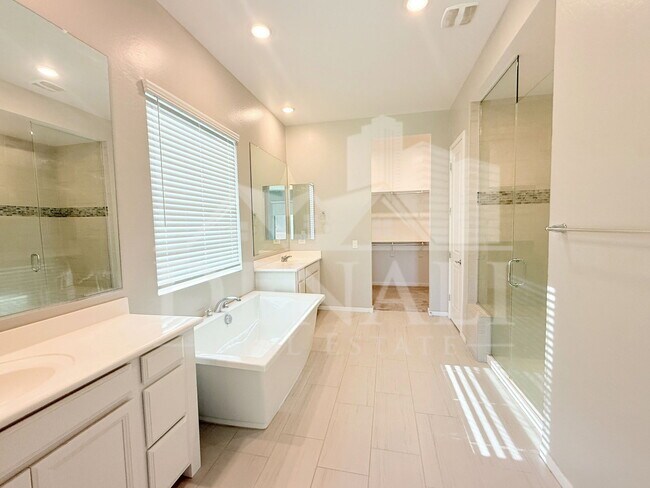 Building Photo - 1153 E Nolan Pl