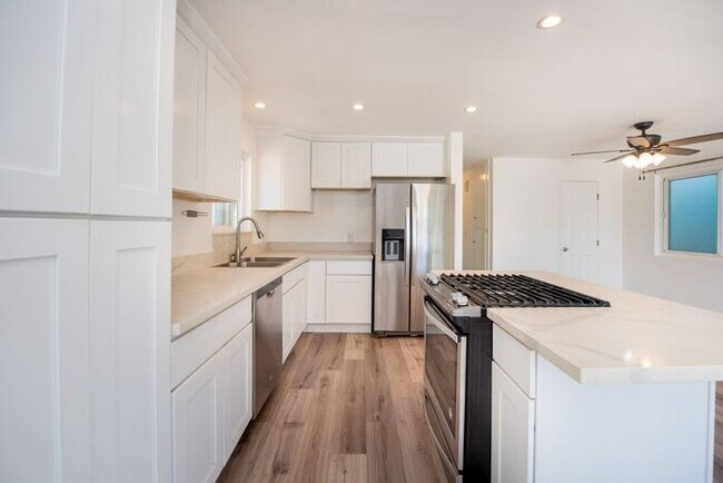 Building Photo - Charming Coastal Retreat - Newly Remodeled!