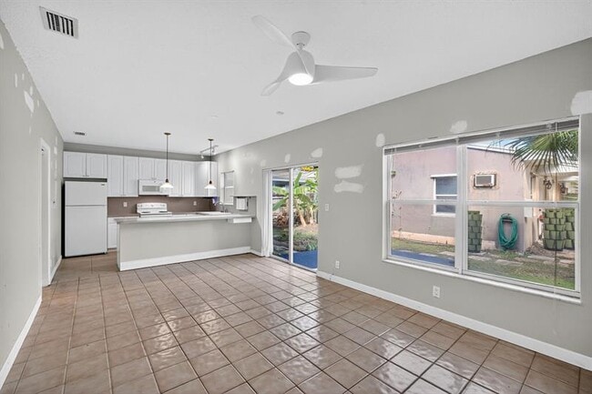 Primary Photo - 625 NE 10th Ave