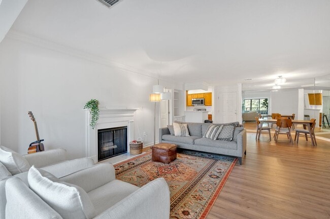 Building Photo - 25109 Plantation Dr NE