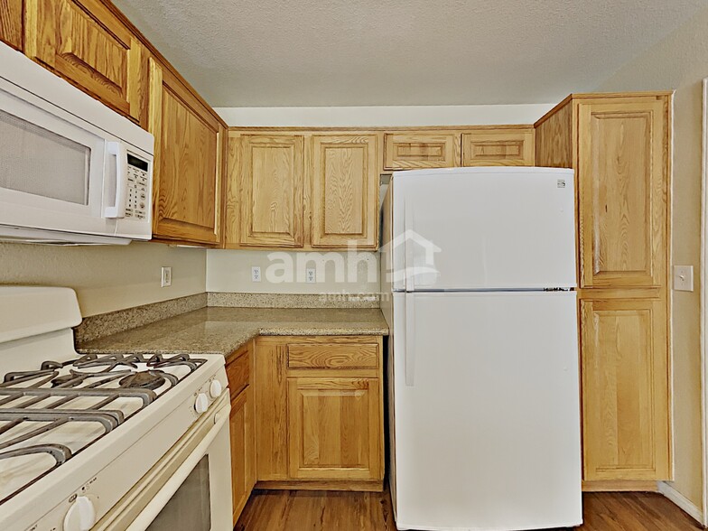 Building Photo - 6526 Brook Cottage Ln