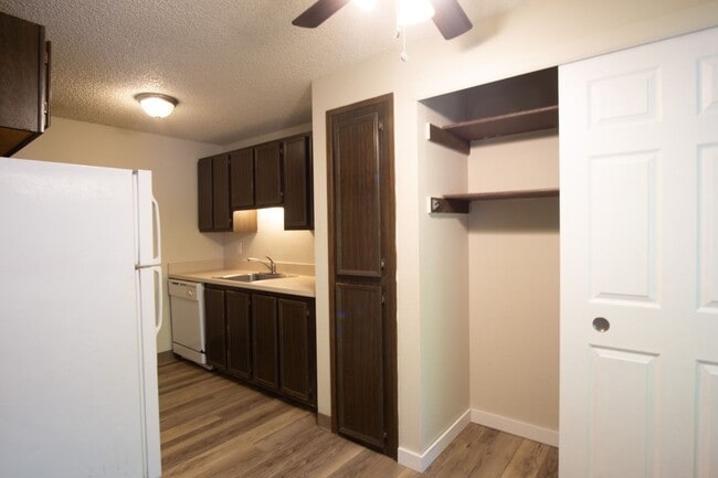Building Photo - Get $500 OFF + $500 Gift Card Top Floor 2-Bed in Multnomah Village Ready Now!
