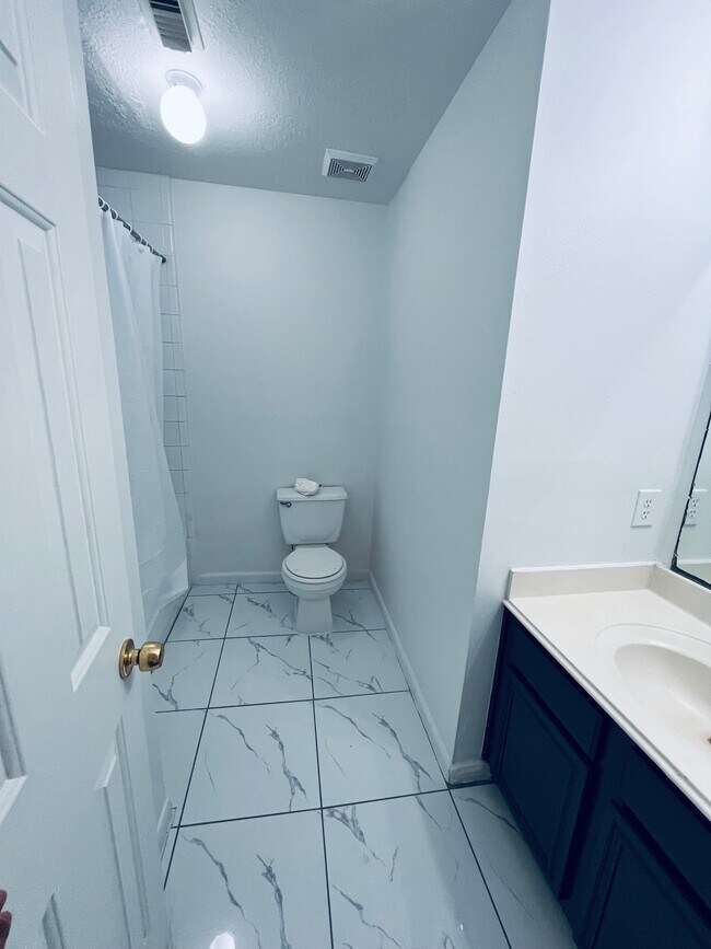 Building Photo - 2206 Laurel Oak Dr