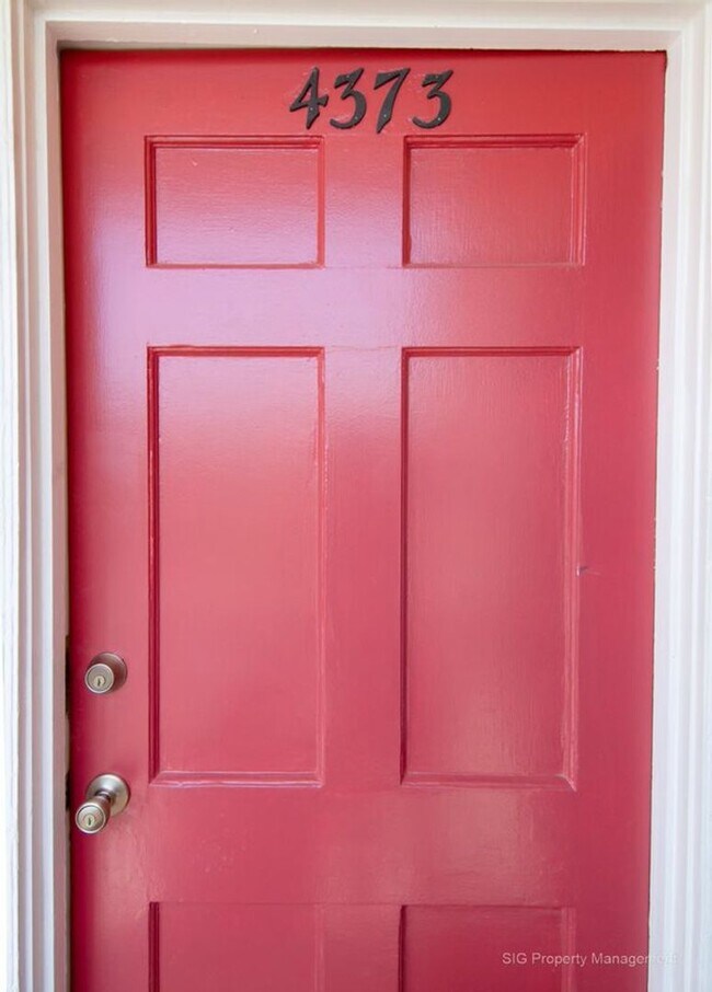 Building Photo - Sunset Drive, 4363-4377