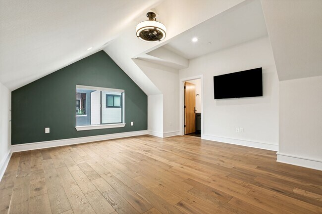 Building Photo - LUXURY TOWNHOME IN LONE STAR DISTRICT