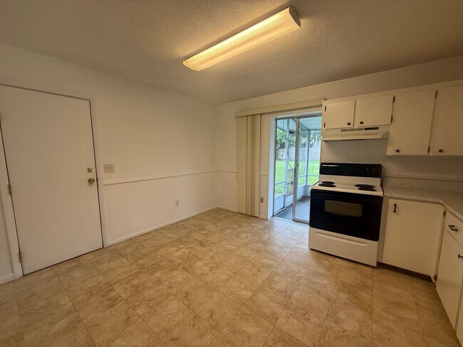 Building Photo - Charming 2 bedroom 1.5 bathroom home