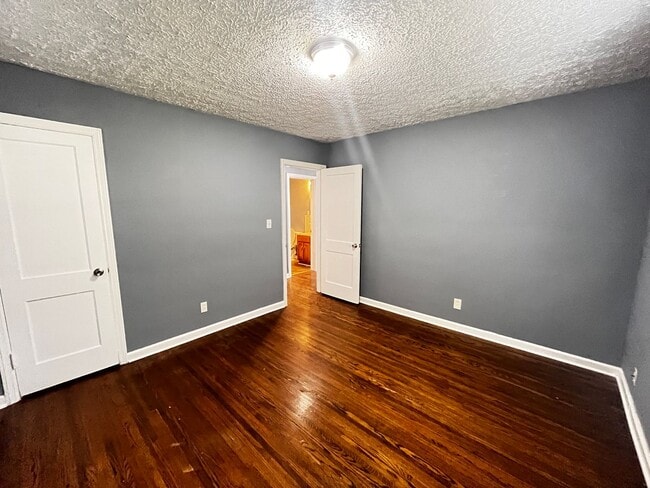 Building Photo - 2 Bedroom Home Dixie High Way