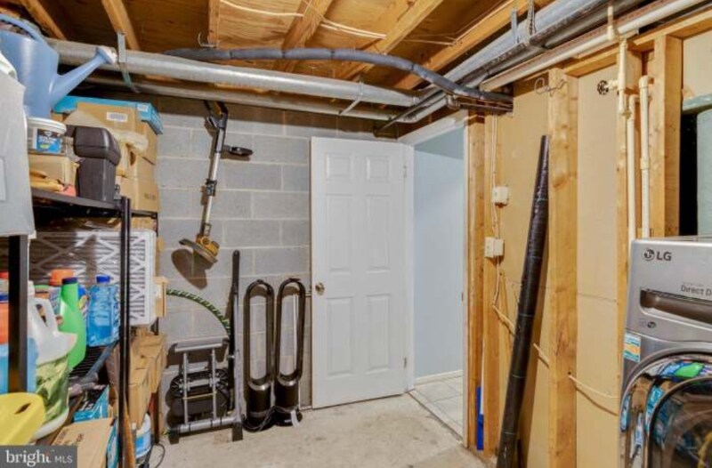 Building Photo - 1812 N Spring St